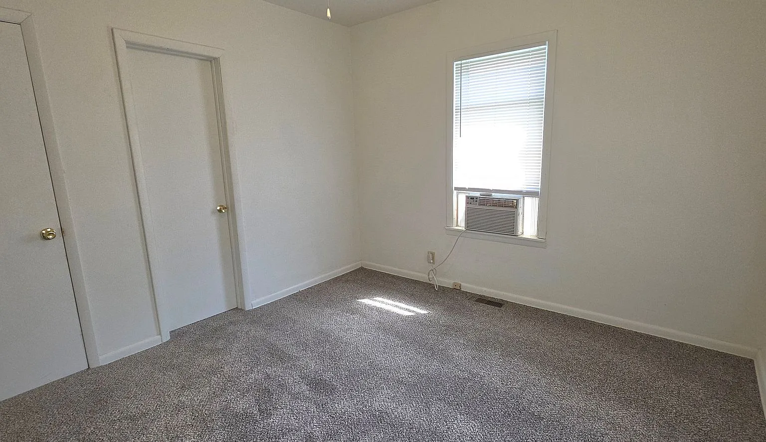 2 Bedroom House! Updated! $850 — Photo 2
