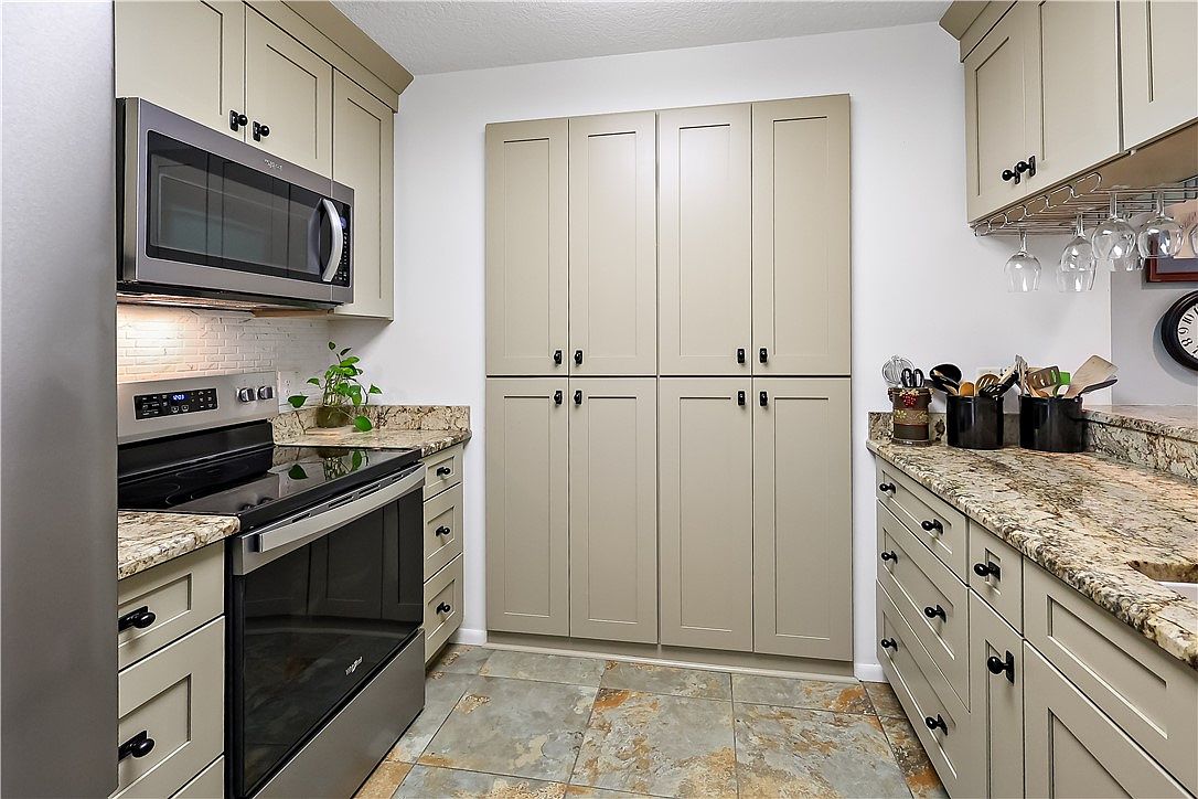 27 Plantation Dr APT 201