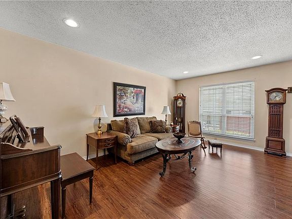 4th image of 5206 Lake Shore Dr
