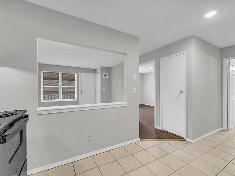 Lakeview Apartments — Photo 20