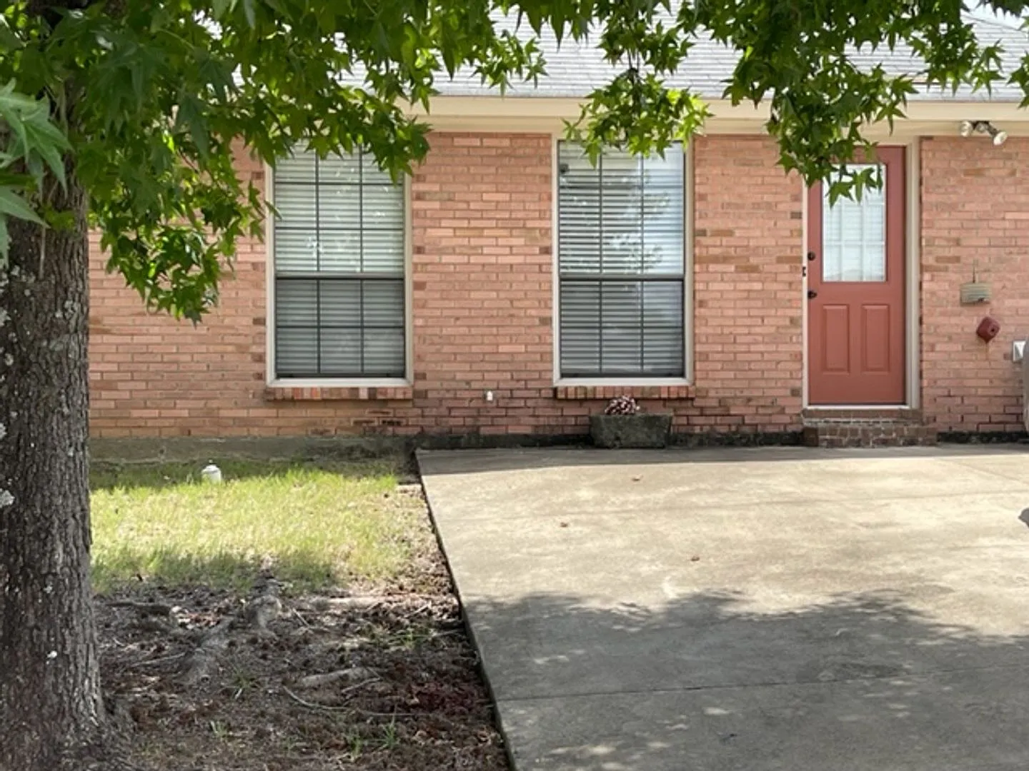 1604 Queen Elizabeth Court — Photo 4