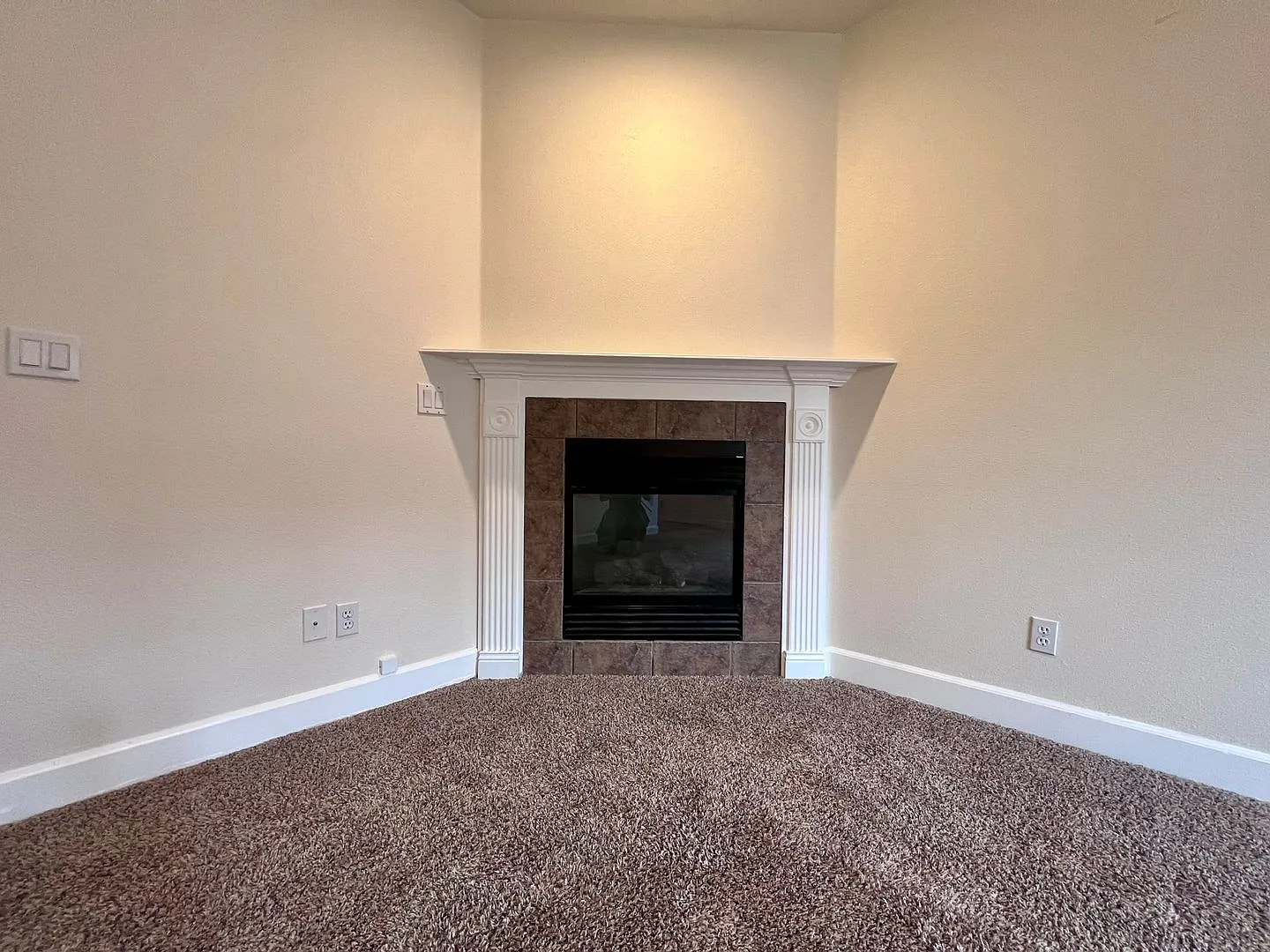 Move-In Special 1/2 Off First Month's Rent! Charming 3-Bedroom End-Unit Townhome With Attached Ga... — Photo 4
