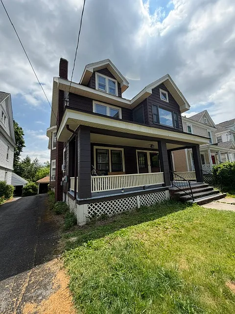 4 bed, $2,300 — Photo 2