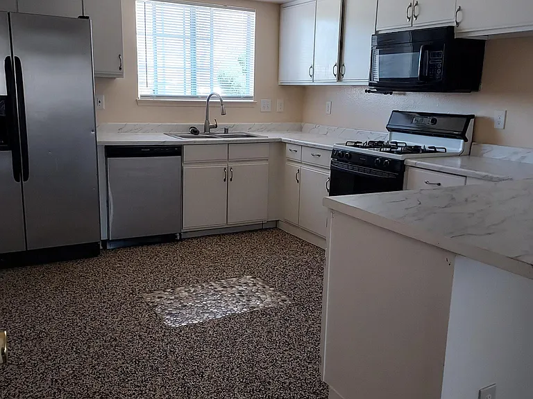 1001 Fairview Pl #HOUSE — Photo 3