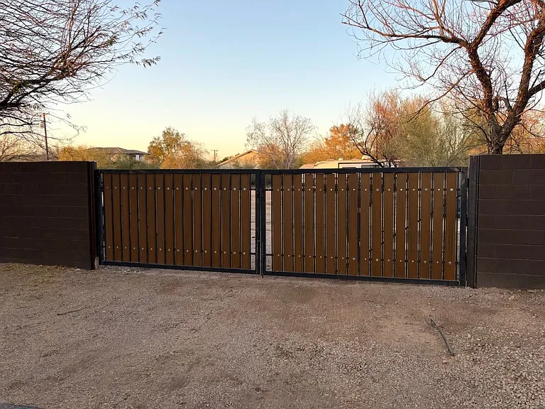 810 E Friess Dr — Photo 3