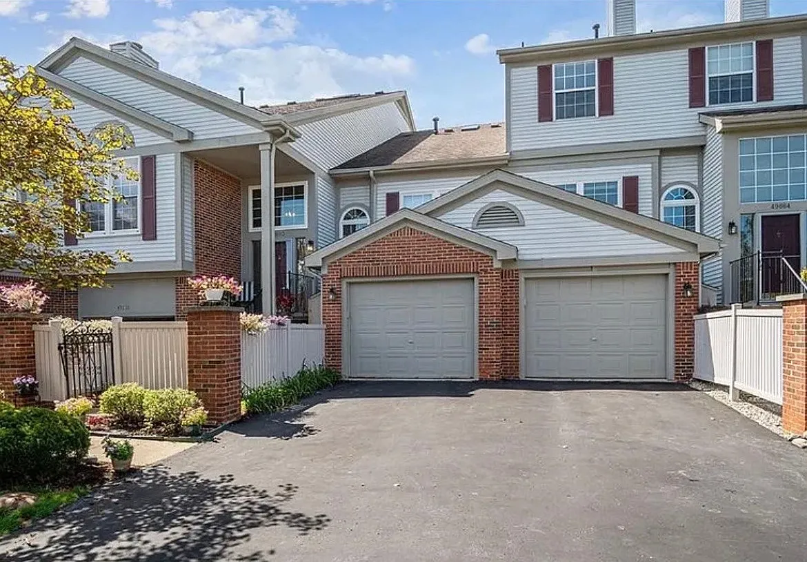 2 bed, 1900 sqft, $2,200 — Photo 1