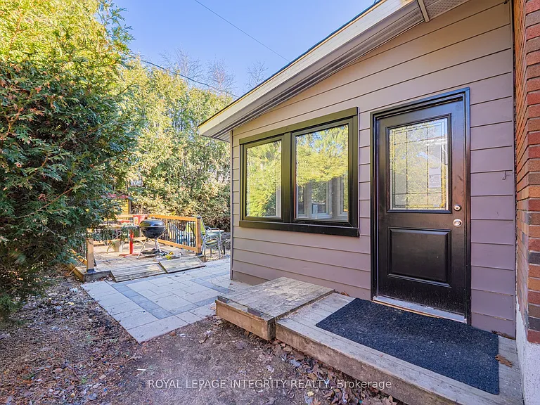 1746 Gage Cres #B — Photo 4