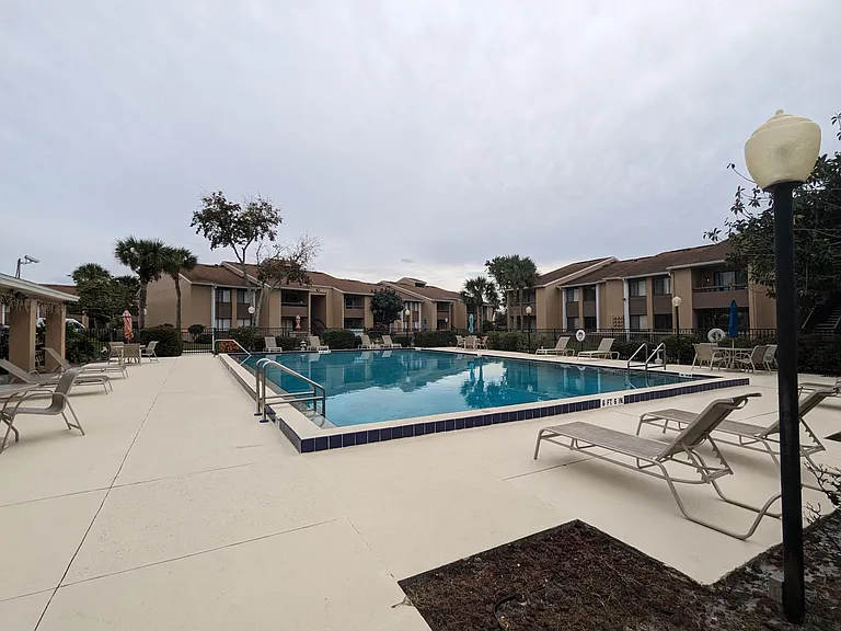 5229 Vineland Rd — Photo 31