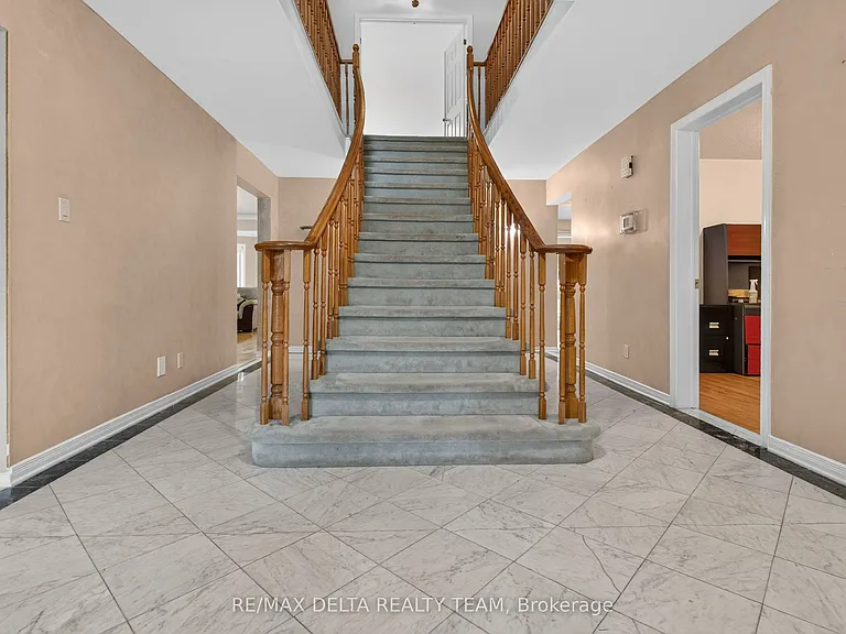 13 Sherk Cres — Photo 3