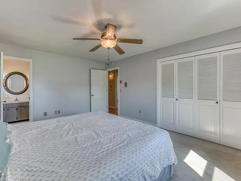 908 Meadow Ln — Photo 17