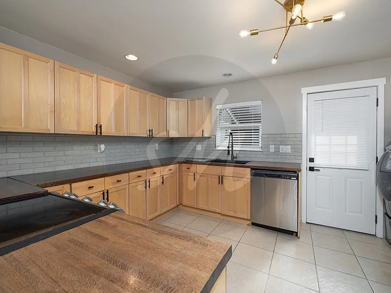 1827 W Kiowa St — Photo 5