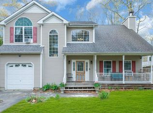 15 Overlook Dr, Mastic, NY 11950