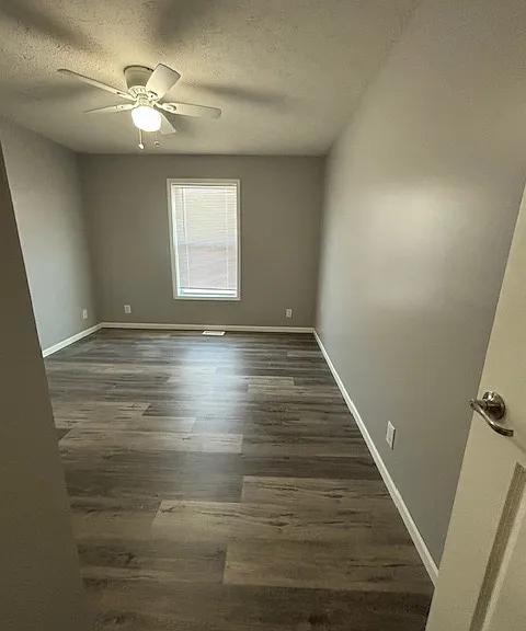 911 N Riverside Dr — Photo 12