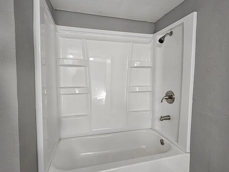 1038 E Division St — Photo 12
