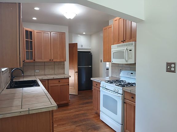 4th image of 4558 Hooker St