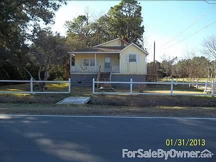 Front view
						:
						Cute little yellow house