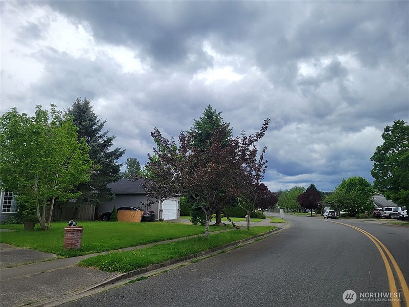 2nd image of 506 Skinner Way SW