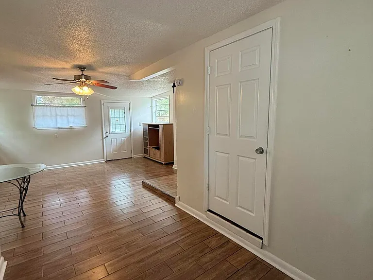 909 La Marche Dr — Photo 3