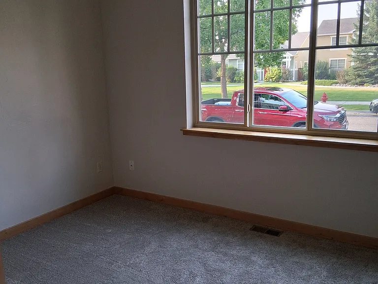 2nd bedroom, new carpet