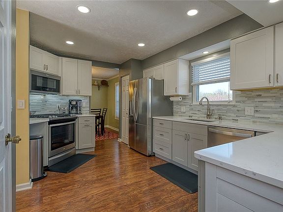 3rd image of 1410 Sandstone Dr W
