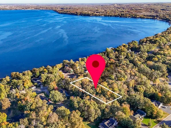 1077 S Shore Dr, Detroit Lakes, MN 56501