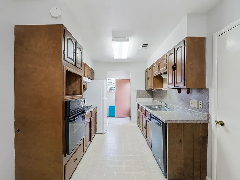 130 Algarita Rd — Photo 8