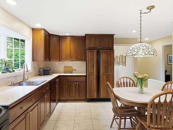 2nd image of 32 Hayden Ln