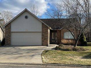 809 Whispering Pines Ln, Bay City, MI 48708