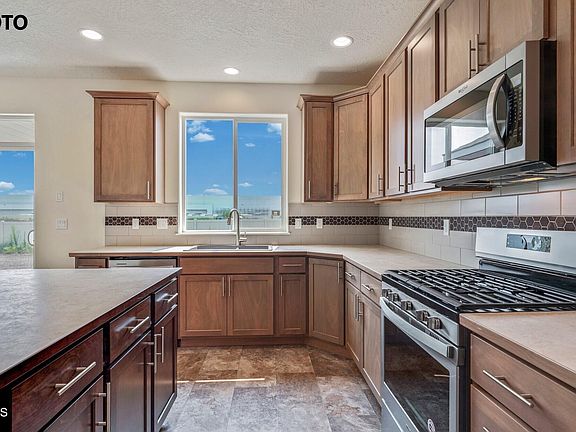 3rd image of 1444 E Allenby Ave