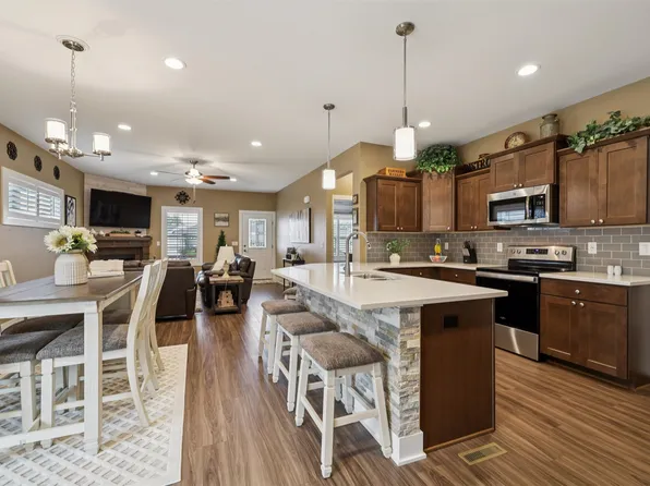 9856 Regatta Ln, Johnston, IA 50131