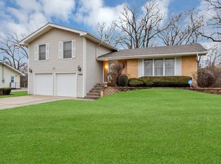 1592 Rosedale Ln, Hoffman Estates, IL 60169