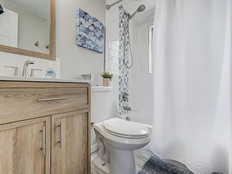 Beautiful tiled full bath/shower combo