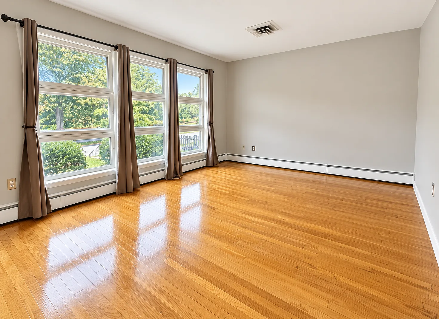 4 bed, 1350 sqft, $2,400 — Photo 1