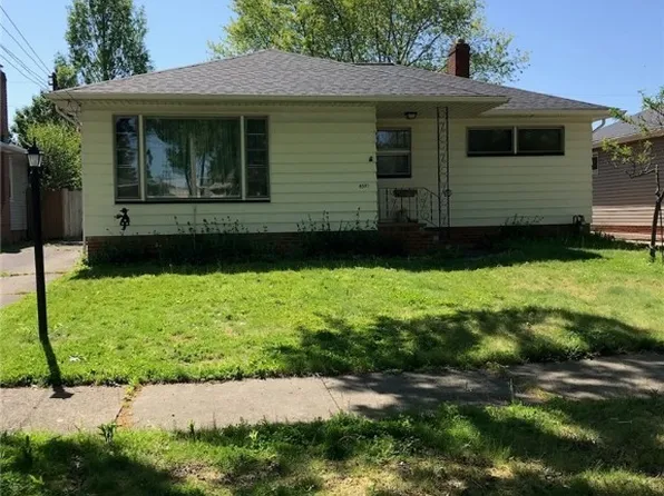 6592 Mandalay Dr, Parma Heights, OH 44130