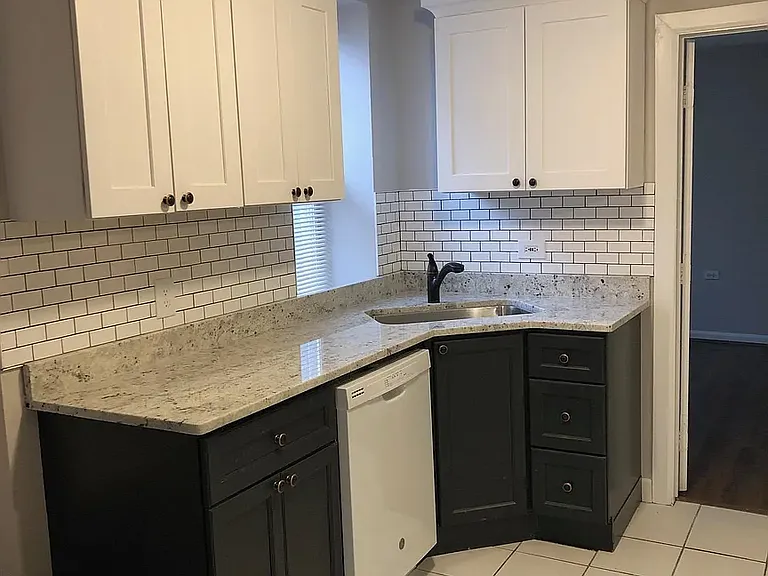 2058 W Erie St #G — Photo 11