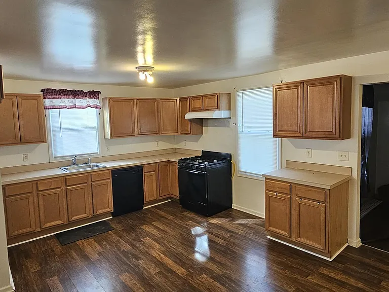 402 W Green St — Photo 2