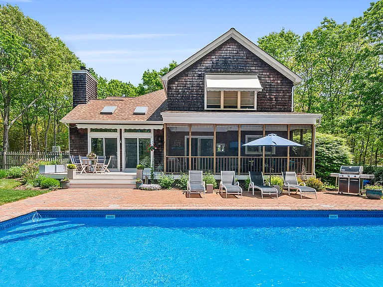 21 Cove Neck Ln — Photo 2