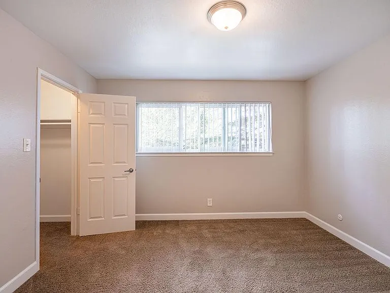 Rosewood Gardens Apartments — Photo 8