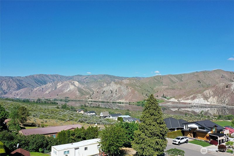 3rd image of 565 Entiat Place