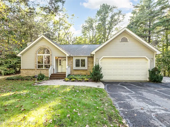 11390 Ridge Rd, South Lyon, MI 48178