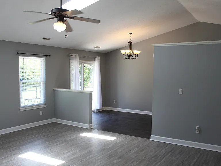 612 Woodfield Cir — Photo 4