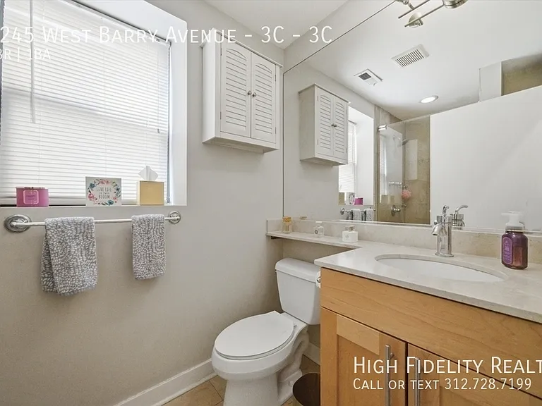 2245 W Barry Ave #3C — Photo 6