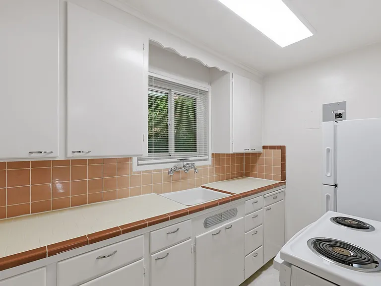 The Highland Arms Apartments — Photo 10