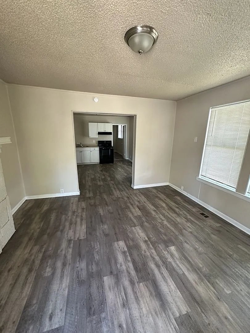 Cozy 2 Bedroom 1 Bathroom - Minutes to Downtown! — Photo 2