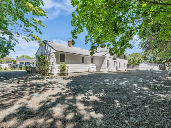 8 N Westbury Rd, Hampton Bays, NY 11946