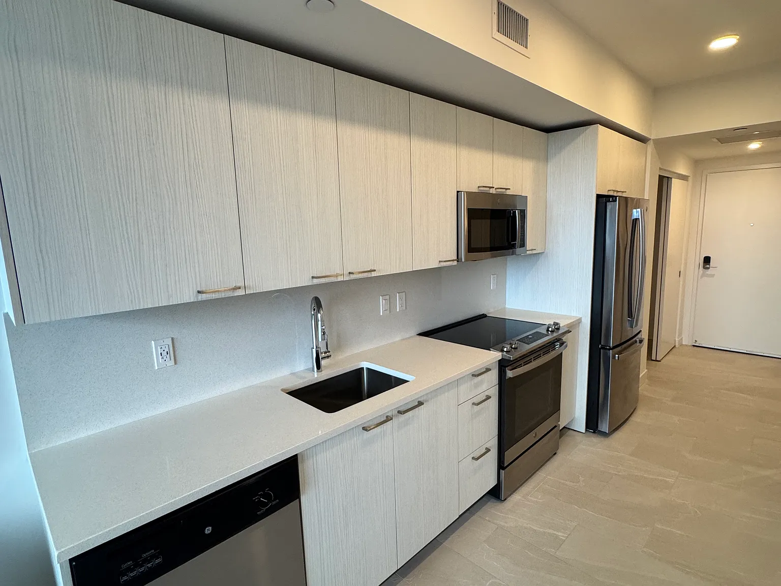 Studio, 570 sqft, $2,100 — Photo 3