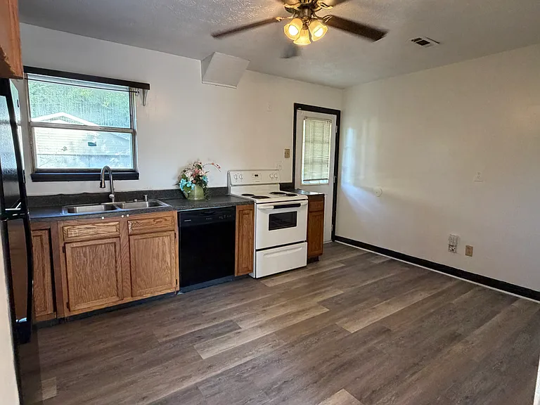 3664 Crosby Dr — Photo 2