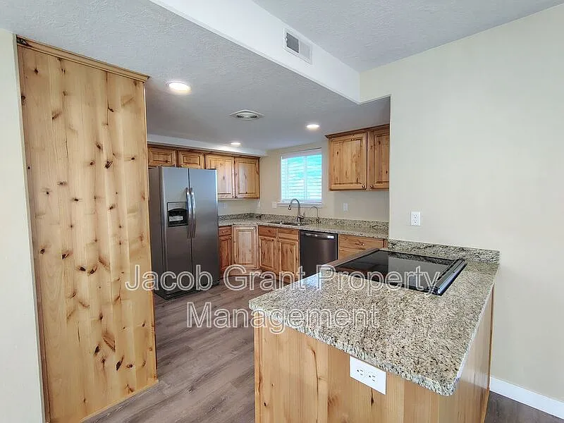 4 bed, 3.0 bath, 2600 sqft, $2,100 — Photo 4