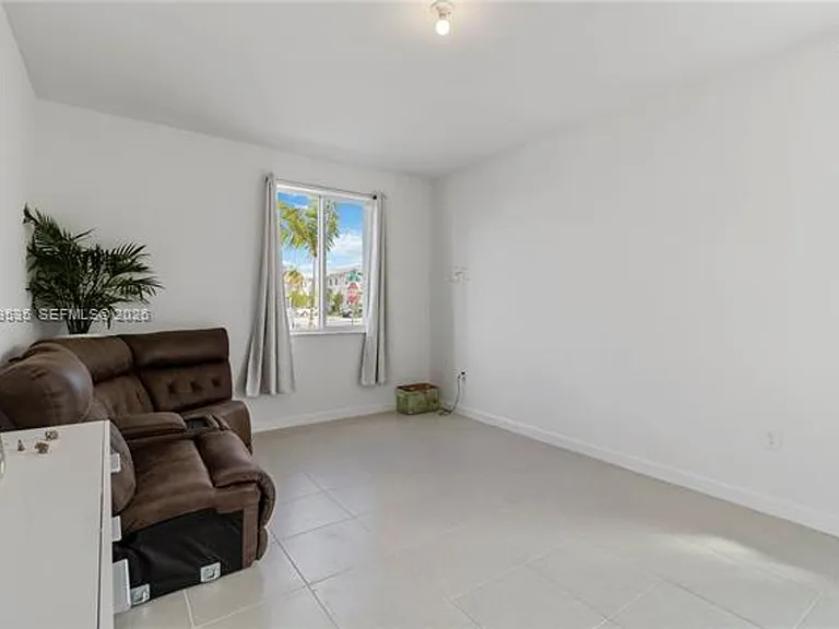 760 SE 13th Ct #Townhouse 760 — Photo 9