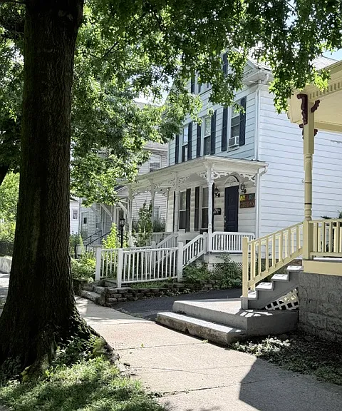 521 Sarah St — Photo 36
